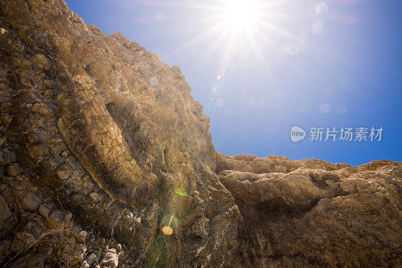 沿着岩石嶙峋的弗兰乔·帕洛斯·佛得角岩石嶙峋的海岸线