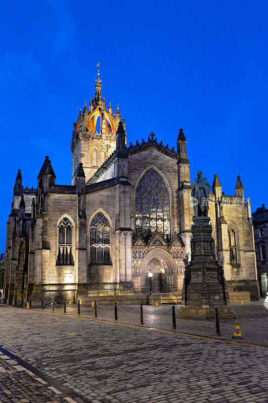 日落后的圣吉尔斯大教堂——苏格兰爱丁堡