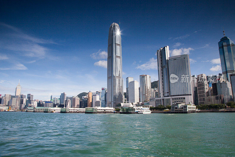 香港的商业中心，有着晴朗的蓝天