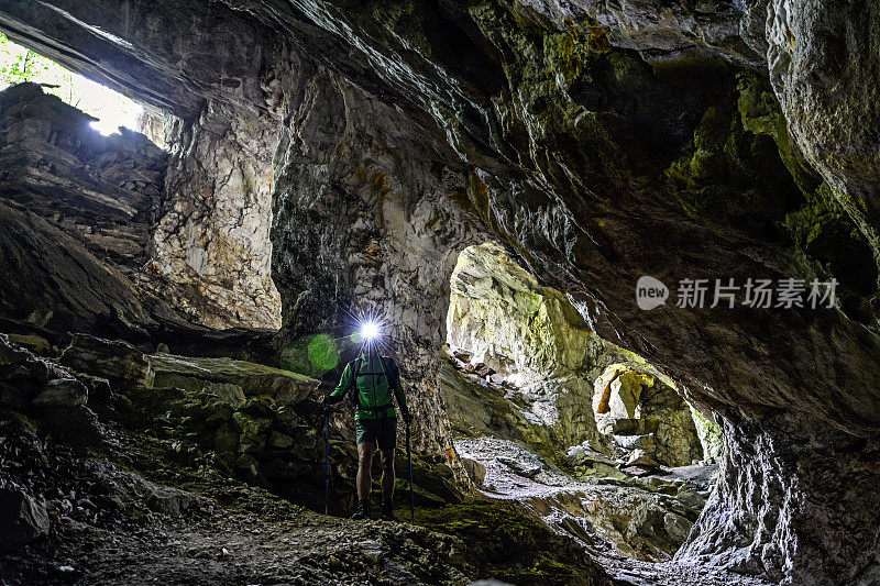 人探索洞穴