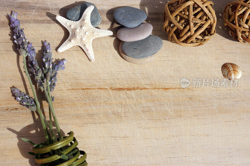 一个木制的背景海石，海星和一个复制空间，你的文字或夏季照片