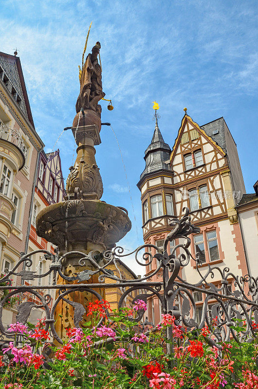 德国摩泽尔河流域:德国欧洲Bernkastel-Kues老城的市场广场和木结构房屋