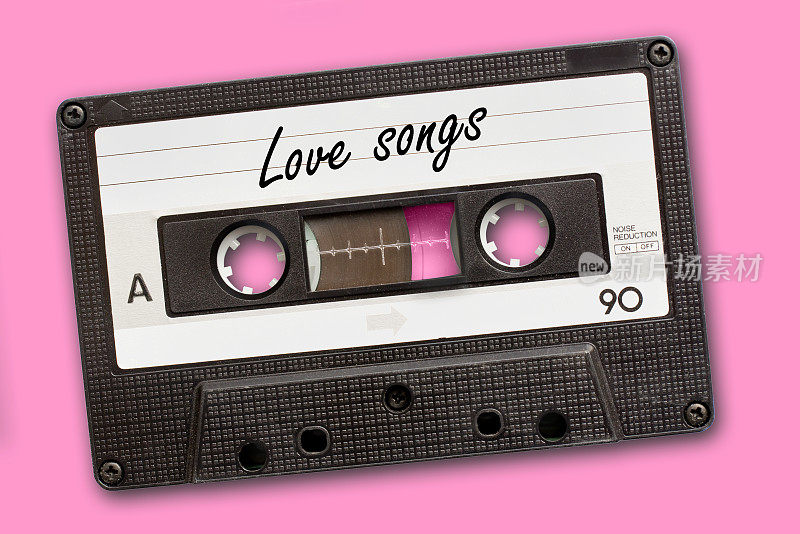 爱情歌曲写在复古的磁带，粉红色的背景