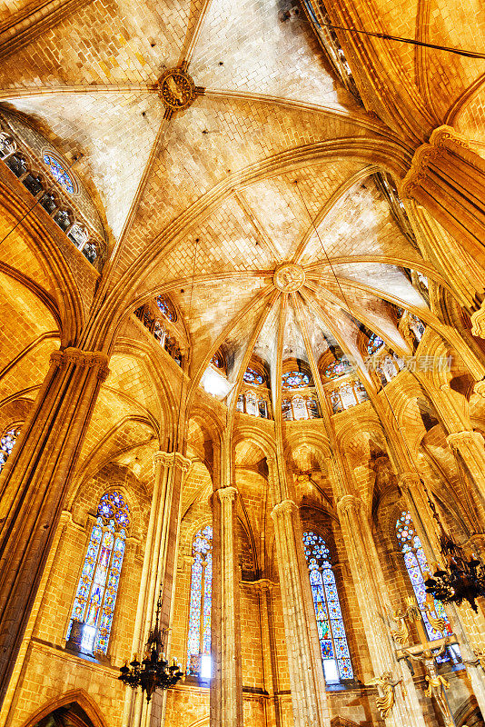 西班牙巴塞罗那大教堂内部的哥特式拱门
