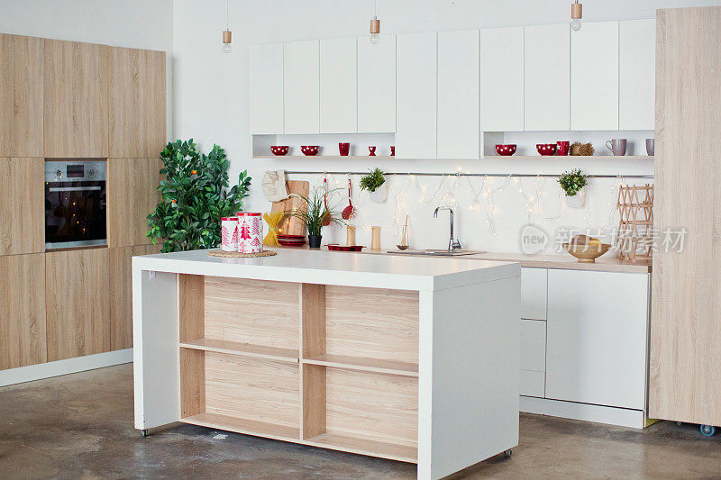 白色厨房与木制的细节