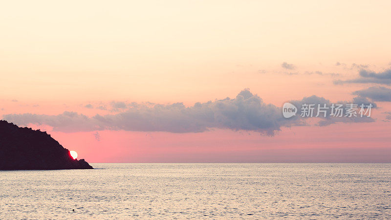 美丽的日落在海上。美丽的海景。迷人的海景。