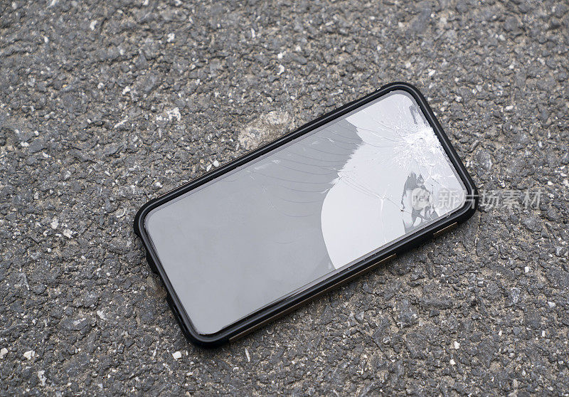 手机屏幕摔在地上