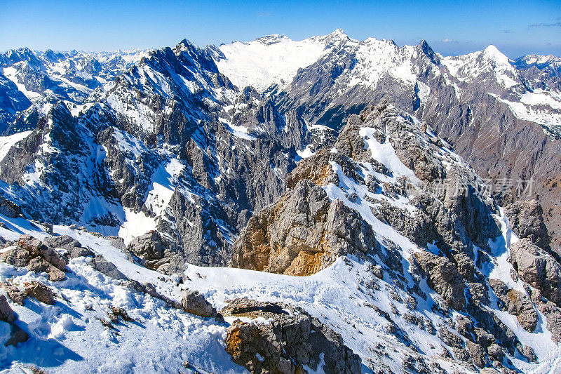 在奥地利泰洛的Wetterstein山顶，背景是Zugspitze和Alpspitze