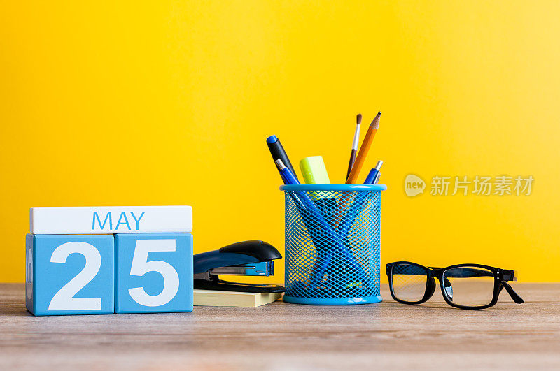5月25日。月25日，日历放在商务办公室桌子上，工作场所以黄色为背景。春天的时间。国际失踪儿童日。世界甲状腺日