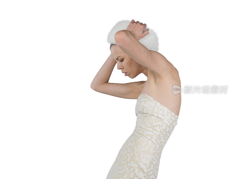 美丽的年轻时装模特穿着白色的连衣裙和皮帽