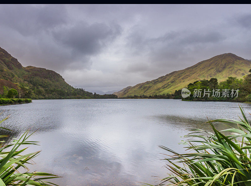 在爱尔兰康内马拉拍摄的自然景观背景、湖泊和山丘以及复制空间