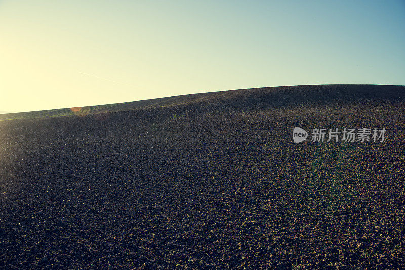 日落时光秃秃的干山