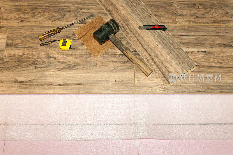 在房屋内安装隔热的强化木地板，在洪水后设置新的地板