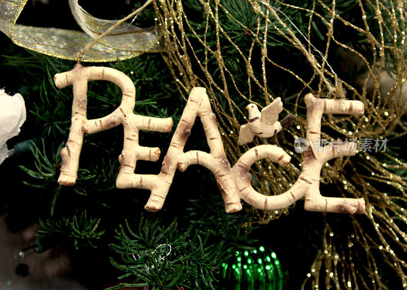 特写的一个和平的圣诞装饰