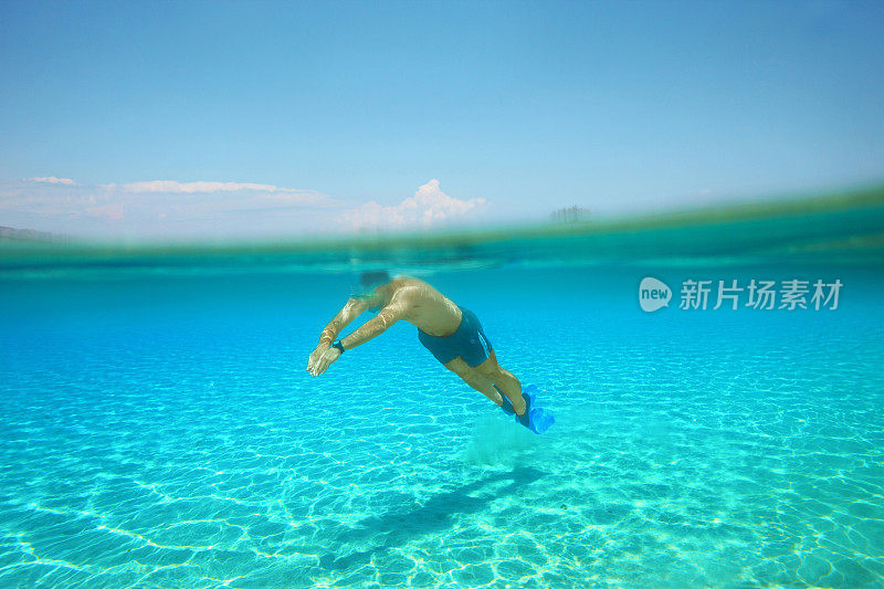 水下潜水冒险青年浮潜半青绿色海水泻湖