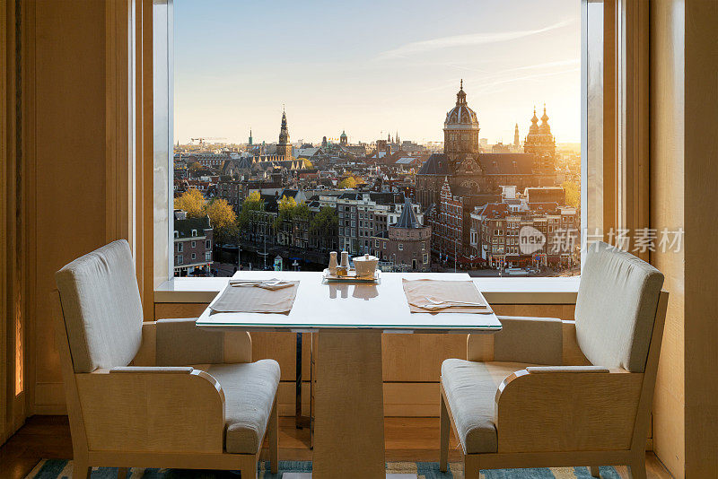 现代豪华餐厅内景与浪漫的阿姆斯特丹老城区在阿姆斯特丹，荷兰。