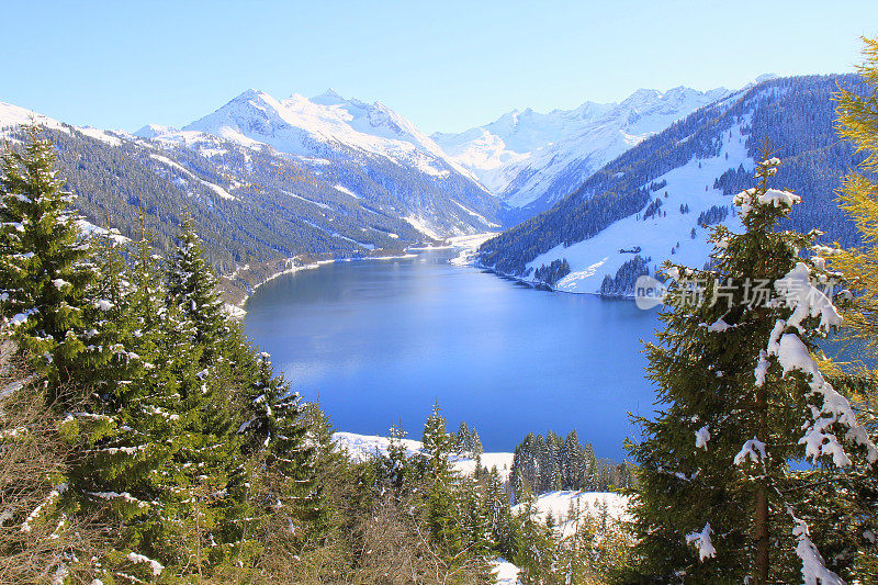 高山冰川湖大坝，田园诗般的景观附近雄伟的齐勒塔尔阿尔卑斯山谷，戏剧性的蒂罗尔雪山全景，奥地利