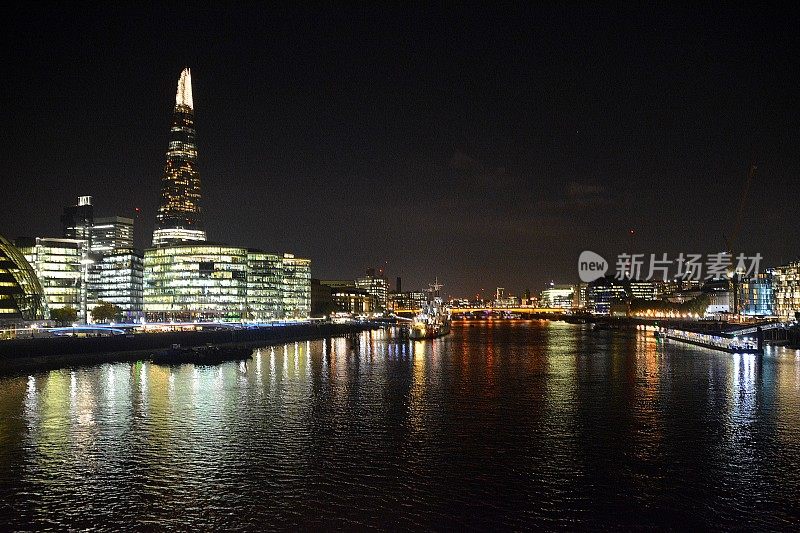 夜晚的碎片大厦和泰晤士河，英国伦敦