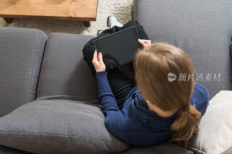 女人看着一个空白的黑色数字平板电脑屏幕与拷贝空间