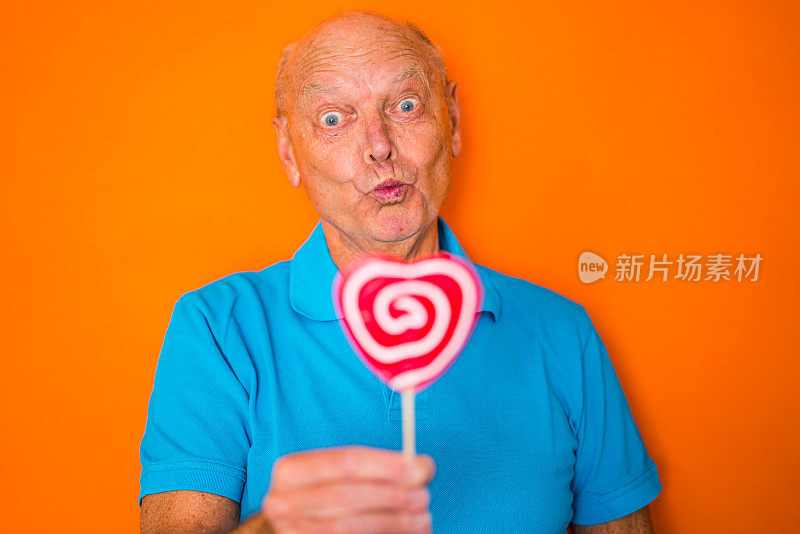 色彩激增时尚老年人-有趣的老年人与棒棒糖