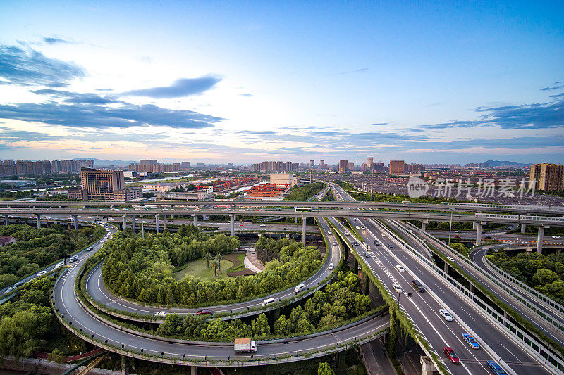 黄昏时分，现代城市中城的路口