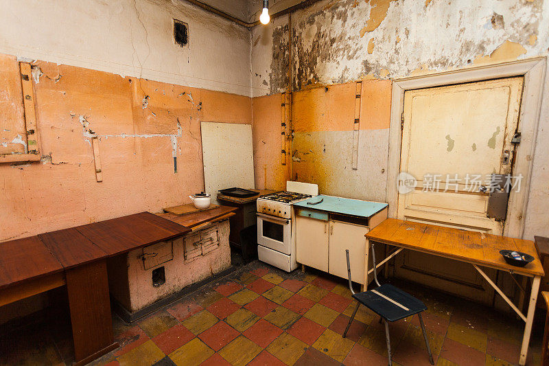 肮脏的厨房在临时难民公寓里