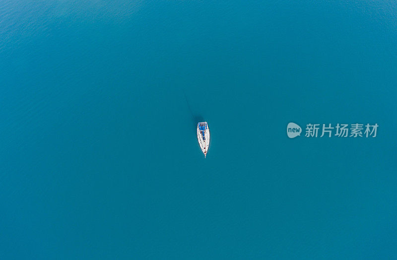 一艘孤独的帆船停泊在锚地。