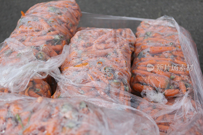 在一个户外市场上，不太适合人类食用的不完美胡萝卜被大量出售，价格低廉，供爱好狩猎的猎人享用。他们用这些作为诱饵来吸引狍或驼鹿。