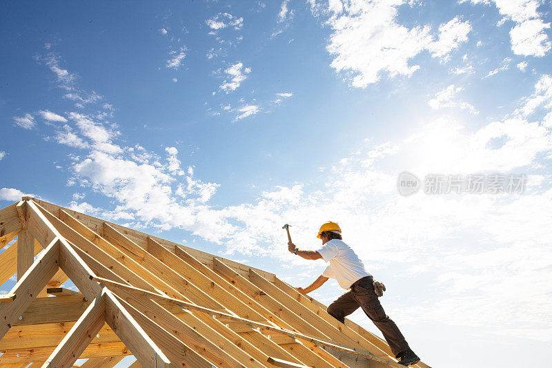 屋顶工人，建筑工，在建筑工地进行屋顶结构施工