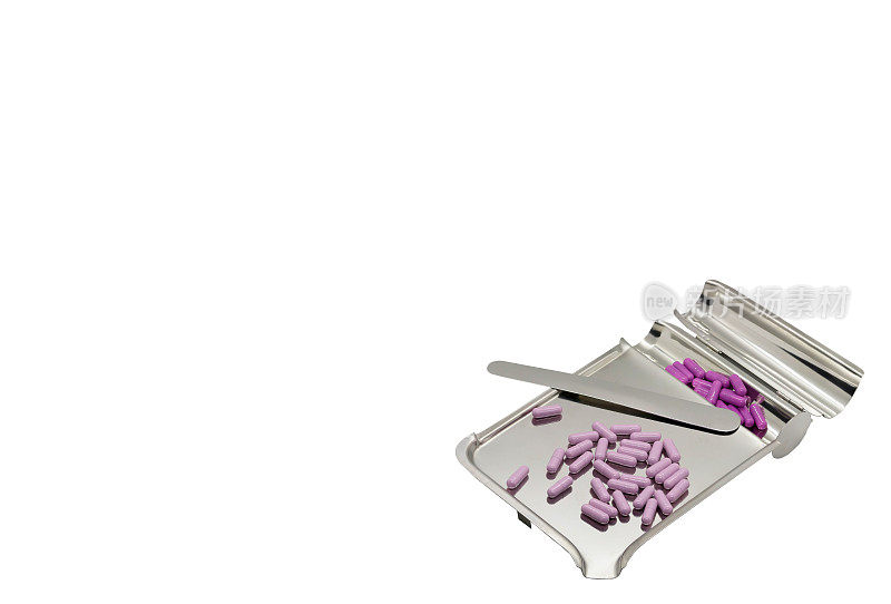 紫色药丸在医药托盘上孤立的白色背景与复制文本空间