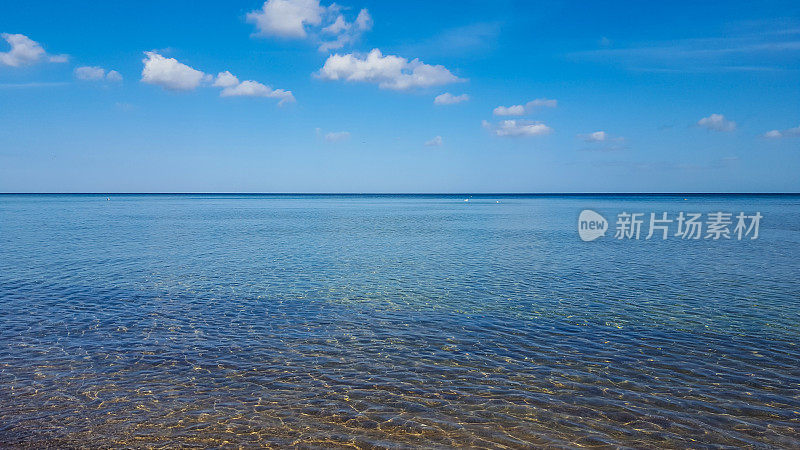 阳光下清澈安静的海水——波罗的海