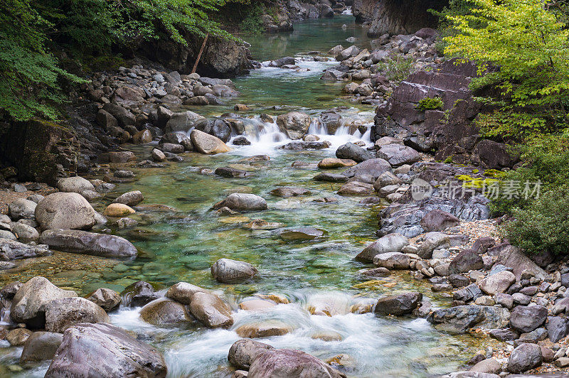 水从石头上流过。山河靠近