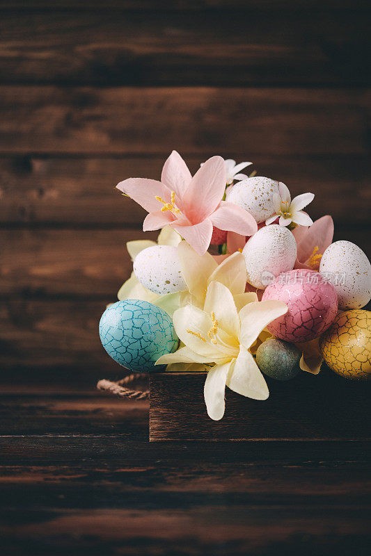 复活节中心装饰有百合花和复活节彩蛋