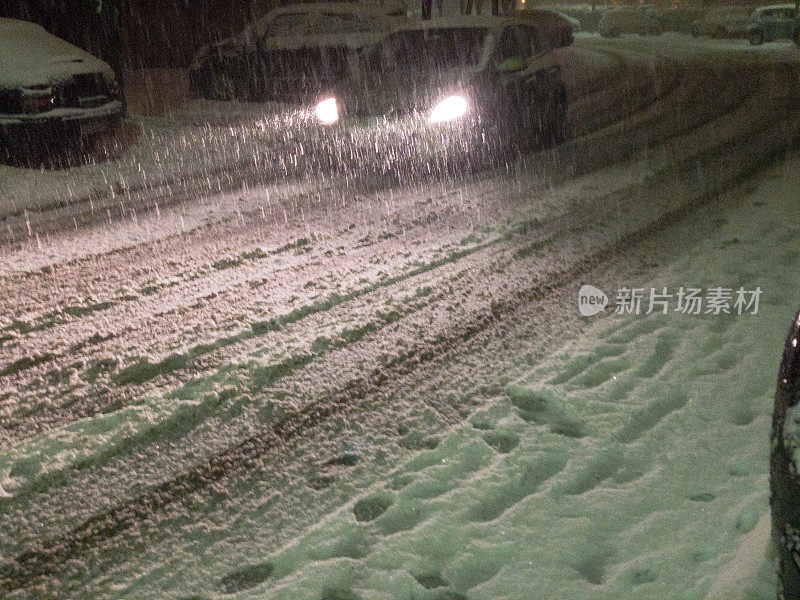 汽车在大雪下行驶