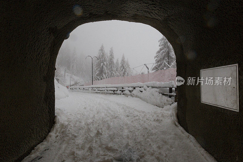 在被雪覆盖的泽马特，从一个隧道望向一条滑雪道