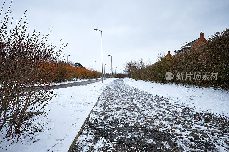 积雪的人行道上的小路