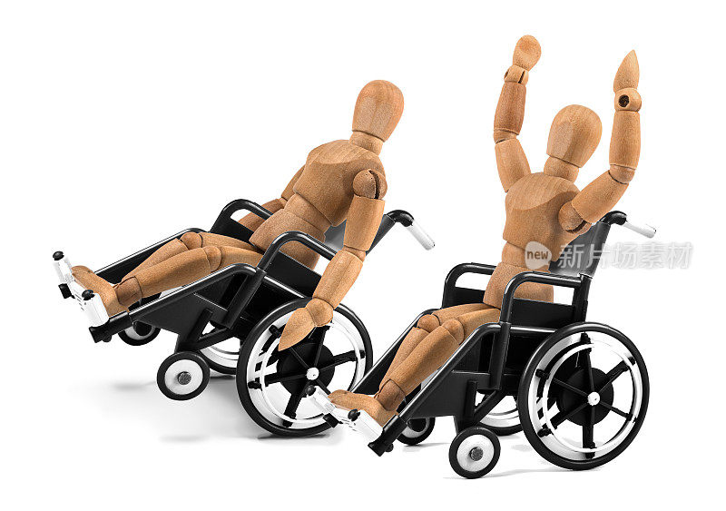 轮椅上的残疾木制人体模型是快乐的吗?玩得开心吗?