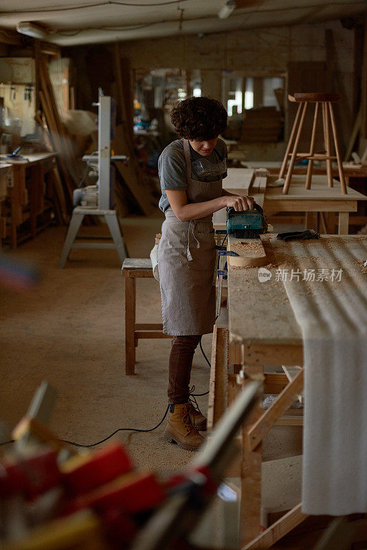 忙碌的女士在木工生产家具
