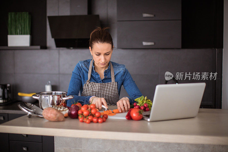 一个女人在厨房准备午餐