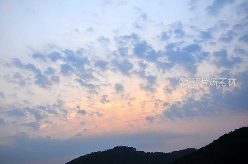 夕阳中的龙泉山