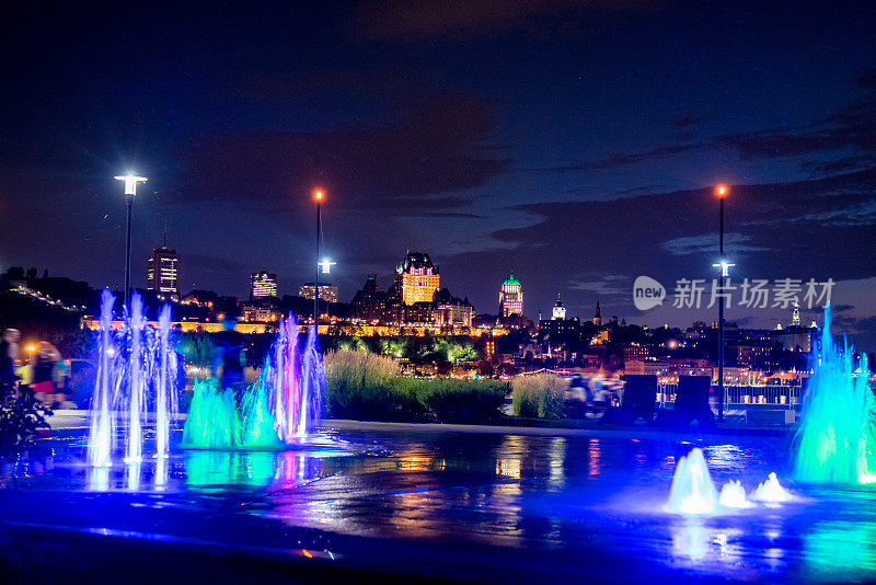 圣劳伦斯河对岸的魁北克城市夜景