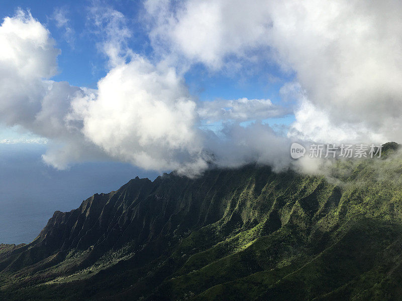 夏威夷考艾岛多云的日子里的卡拉劳山谷。