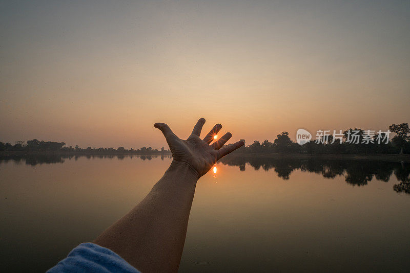 Pov的人的手伸向太阳，能源人环境旅游概念暹粒，亚洲。