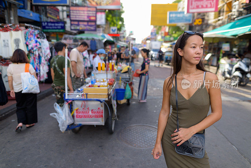 年轻美丽的多民族旅游女人的肖像探索曼谷的城市泰国