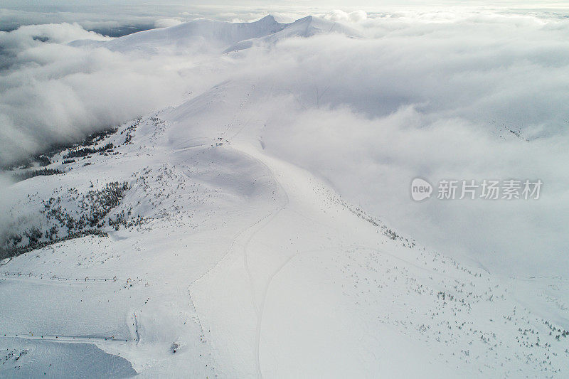 空中飞行高山云彩日出美丽的晨峰