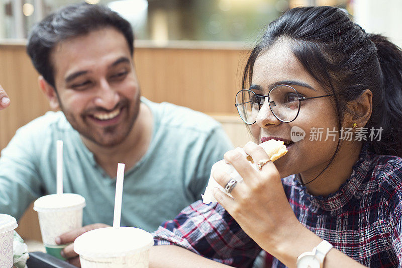 美食广场的幸福情侣