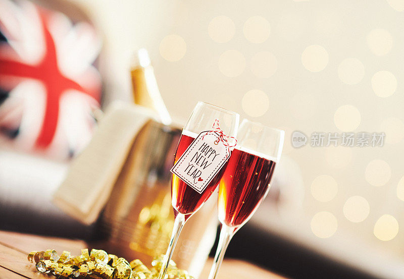 粉色香槟，写着新年祝福语和英国国旗靠垫