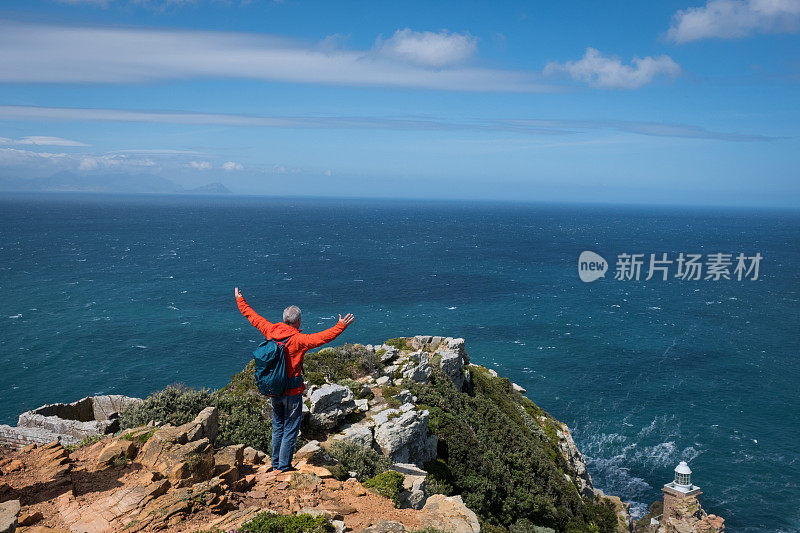 中年男性徒步旅行