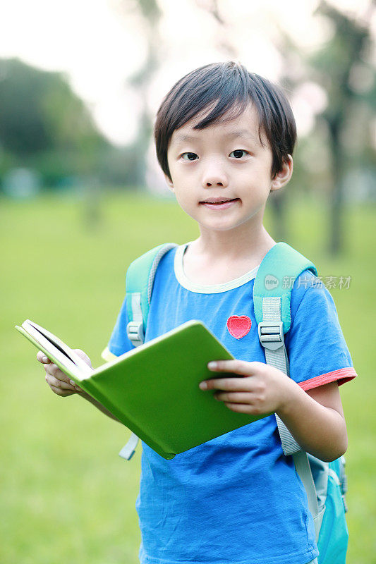 小男孩去上学