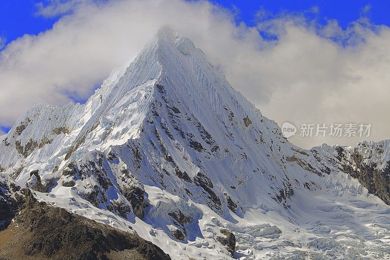 白雪皑皑的布兰卡山脉，位于秘鲁安第斯山脉的Pirámide山